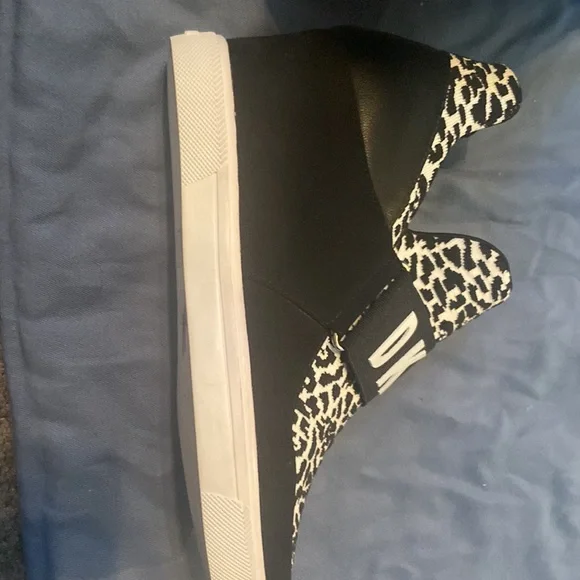 NWOT size 10 suede and stretchy DKNY sneaker booties - Picture 6 of 6